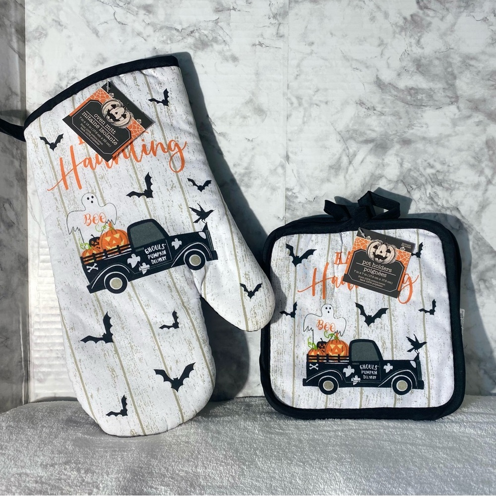 NWT Happy Haunting Halloween Themed Oven Mitt and a pair of Potholders